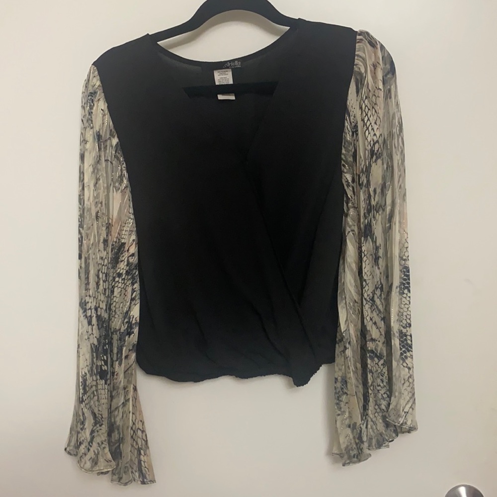 Black blouse with wavy sleeves size M never worn